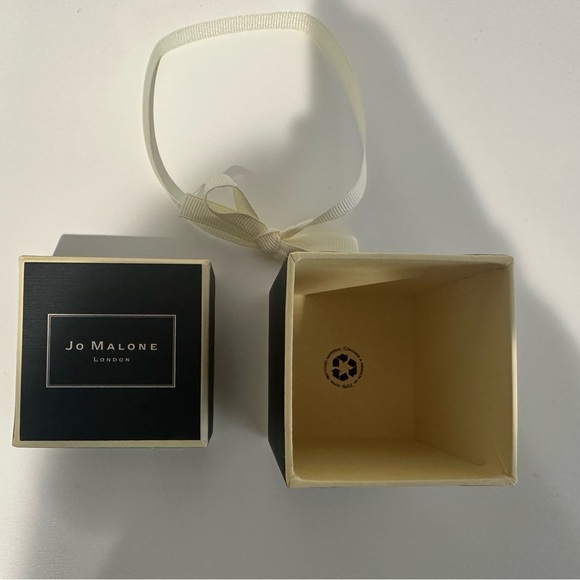 Jo Malone mini candle with gift box - Picture 2 of 3